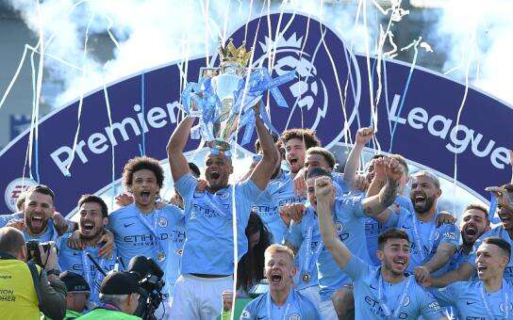 球迷們都充 球迷們都充